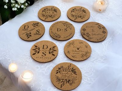 Untersetzer für deine Hochzeit personalisiert ab € 1,60 - Mindestbestellmenge 10 Stück, Kork, Furnierholz, Birkesperrholz. 🤩 Staffelpreise beachten 🤩