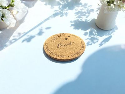 Platzkarte / Untersetzer für deine Hochzeit personalisiert ab € 1,80 - Mindestbestellmenge 10 Stück, Kork, Furnierholz, Birkesperrholz. 🤩 Staffelpreise beachten 🤩