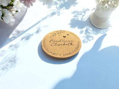 Platzkarte / Untersetzer für deine Hochzeit personalisiert ab € 1,60 - Mindestbestellmenge 10 Stück, Kork, Furnierholz, Birkesperrholz. 🤩 Staffelpreise beachten 🤩