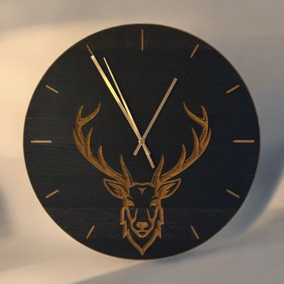Wanduhr dunkel Eiche ca. 39 cm Durchmesser mit gefrästem Hirschkopf und Ziffernblatt