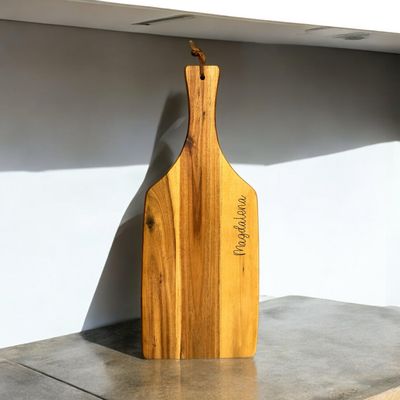 Personalisiertes Schneidebrett mit Griff aus Akazienholz – mit Namen graviert für die ganze Familie (42 x 17 x 1,8 cm)