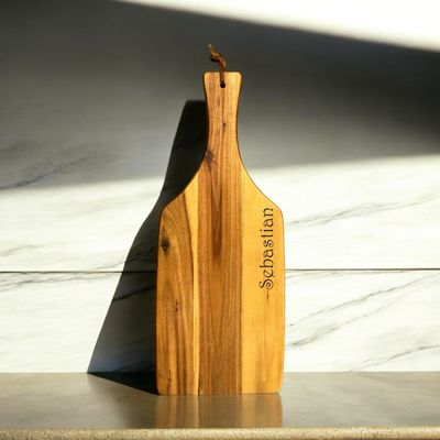 Personalisiertes Schneidebrett mit Griff aus Akazienholz – mit Namen graviert für die ganze Familie (42 x 17 x 1,8 cm) – Staffelpreise verfügbar!
