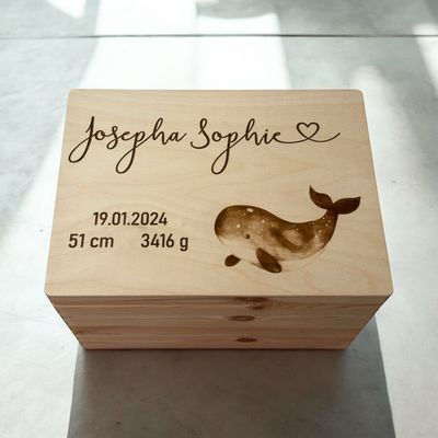 Holzkiste zur Geburt mit Wal personalisiert