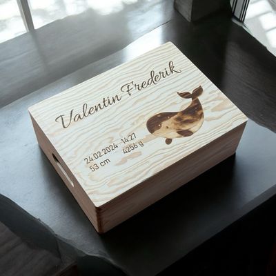 Holzkiste zur Geburt mit Wal personalisiert