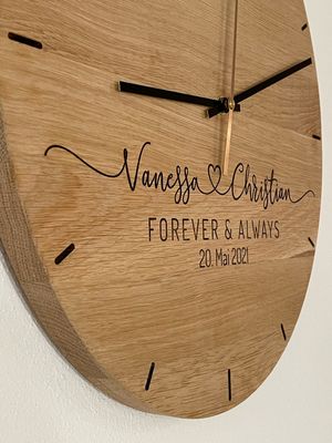 Wanduhr zum Valentinstag oder Hochzeit aus Eichenholz ca. 39 cm Durchmesser