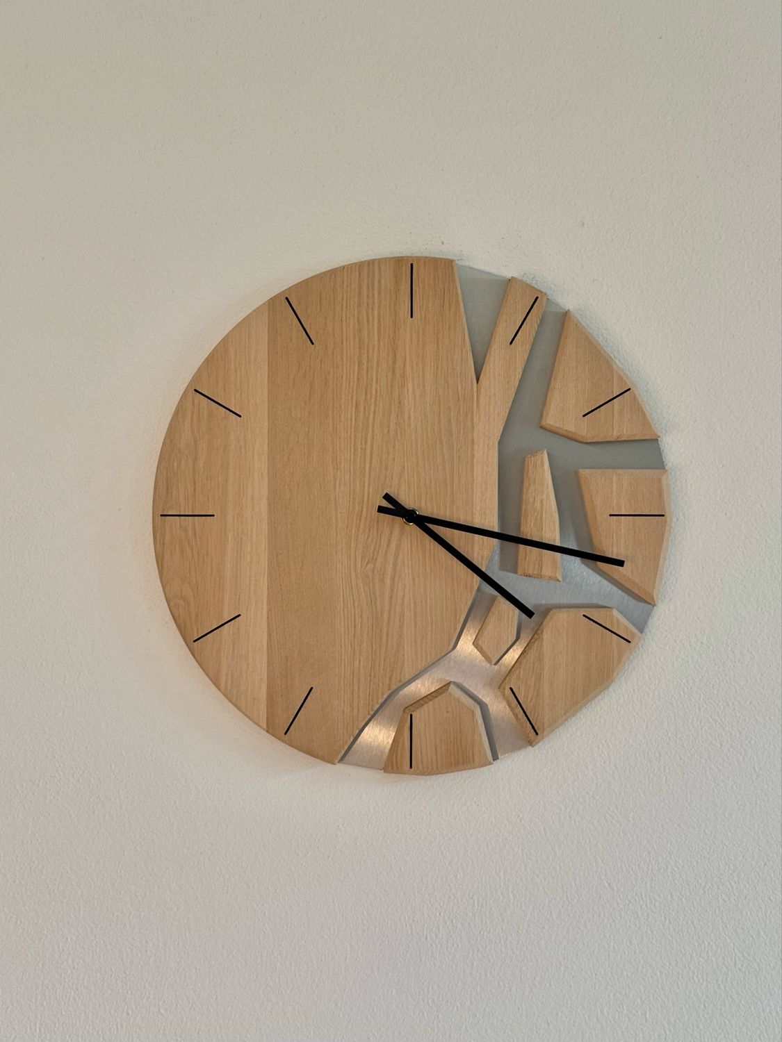 Abstrakte Wanduhr mit Bruchstücken auf Edelstahl, 39 cm Durchmesser aus Eichenholz