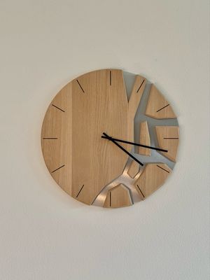 Abstrakte Wanduhr mit Bruchstücken auf Edelstahl, 39 cm Durchmesser aus Eichenholz