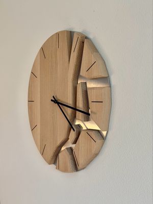 Abstrakte Wanduhr mit Bruchstücken auf Edelstahl, 39 cm Durchmesser aus Eichenholz