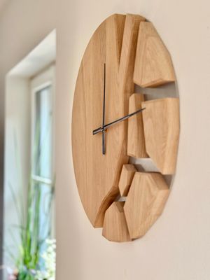 Abstrakte Wanduhr mit Bruchstücken auf Edelstahl, 57 cm Durchmesser aus Eichenholz