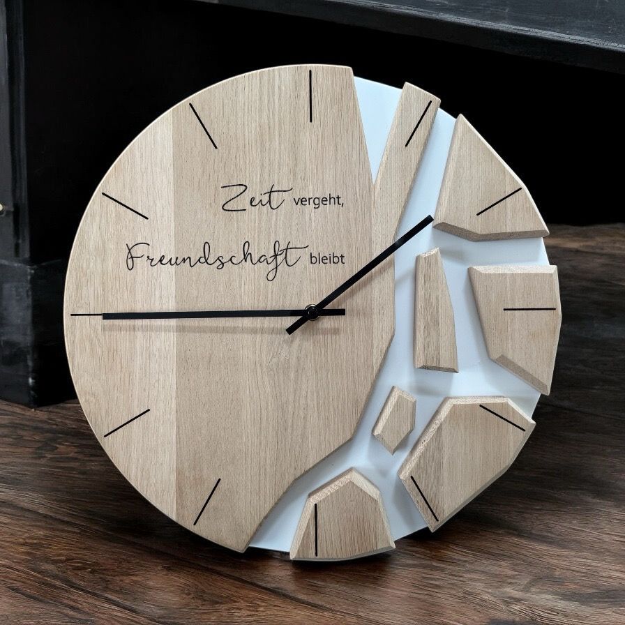 Abstrakte Wanduhr mit Bruchstücken auf Acryl, 39 cm Durchmesser aus Eichenholz