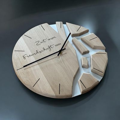 Abstrakte Wanduhr mit Bruchstücken auf Acryl, 39 cm Durchmesser aus Eichenholz