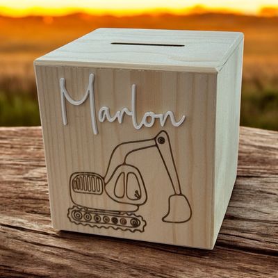 Personalisierte Spardose aus Holz – Bagger-Motiv mit Name