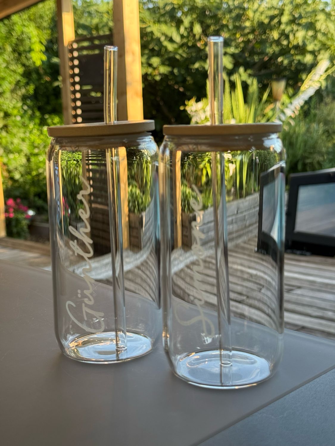 Dosenglas mit Bambusdeckel und Glasstrohhalm mit Name personalisiert (UV Laser Gravur)