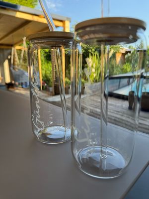 Dosenglas mit Bambusdeckel und Glasstrohhalm mit Name personalisiert (UV Laser Gravur)
