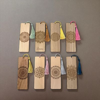 Lesezeichen mit Mandala aus Holz mit Quaste