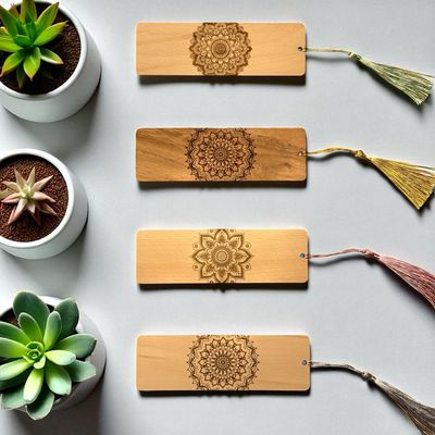 Lesezeichen mit Mandala aus Holz mit Quaste