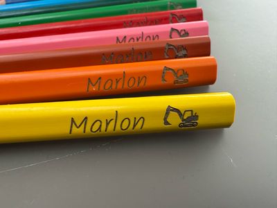 BIC Kids Buntstifte – 12 Farben | Personalisiert mit Name &amp; Symbol | Ergonomische Dreikant-Malstifte ab 2 Jahren | Holzfrei, bruchsicher, extra dick &amp; kurz (14 cm)