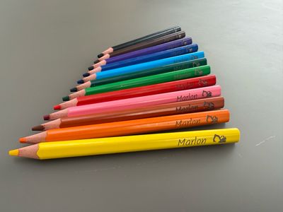 BIC Kids Buntstifte – 12 Farben | Personalisiert mit Name &amp; Symbol | Ergonomische Dreikant-Malstifte ab 2 Jahren | Holzfrei, bruchsicher, extra dick &amp; kurz (14 cm)