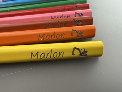 FABER-CASTELL Jumbo Buntstifte, 12 Farben | Personalisiert mit Name &amp; Symbol | Ergonomische Dreikant-Malstifte mit Jumbo-Mine (5,4 mm) | Extra dick &amp; kindgerecht ab 2 Jahren