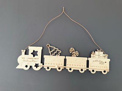Adventkalender Zug „NOCH …. x SCHLAFEN, DANN IST WEIHNACHTEN“, Birkesperrholz mit Lederband und Holzkugel