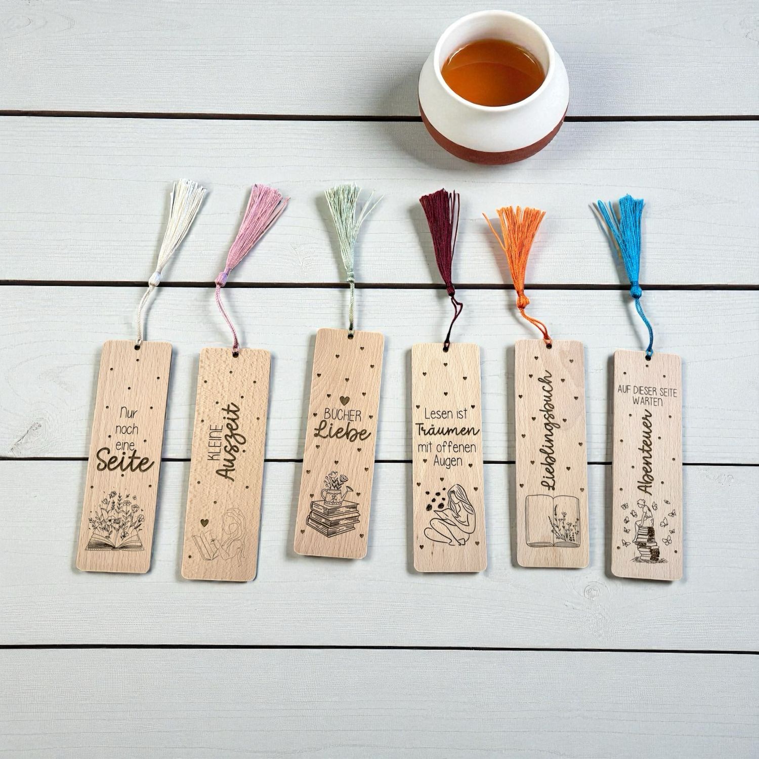 Lesezeichen verschiedene Designs aus Holz mit Quaste oder Lederband