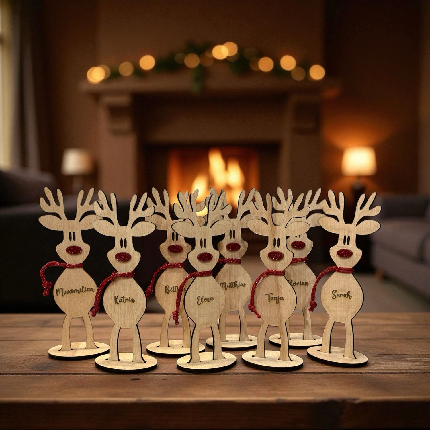 Personalisiertes Rentier aus Buchenholz mit roter Nase und Schal mittels Lasergravur personalisiert mit 3D Effekt