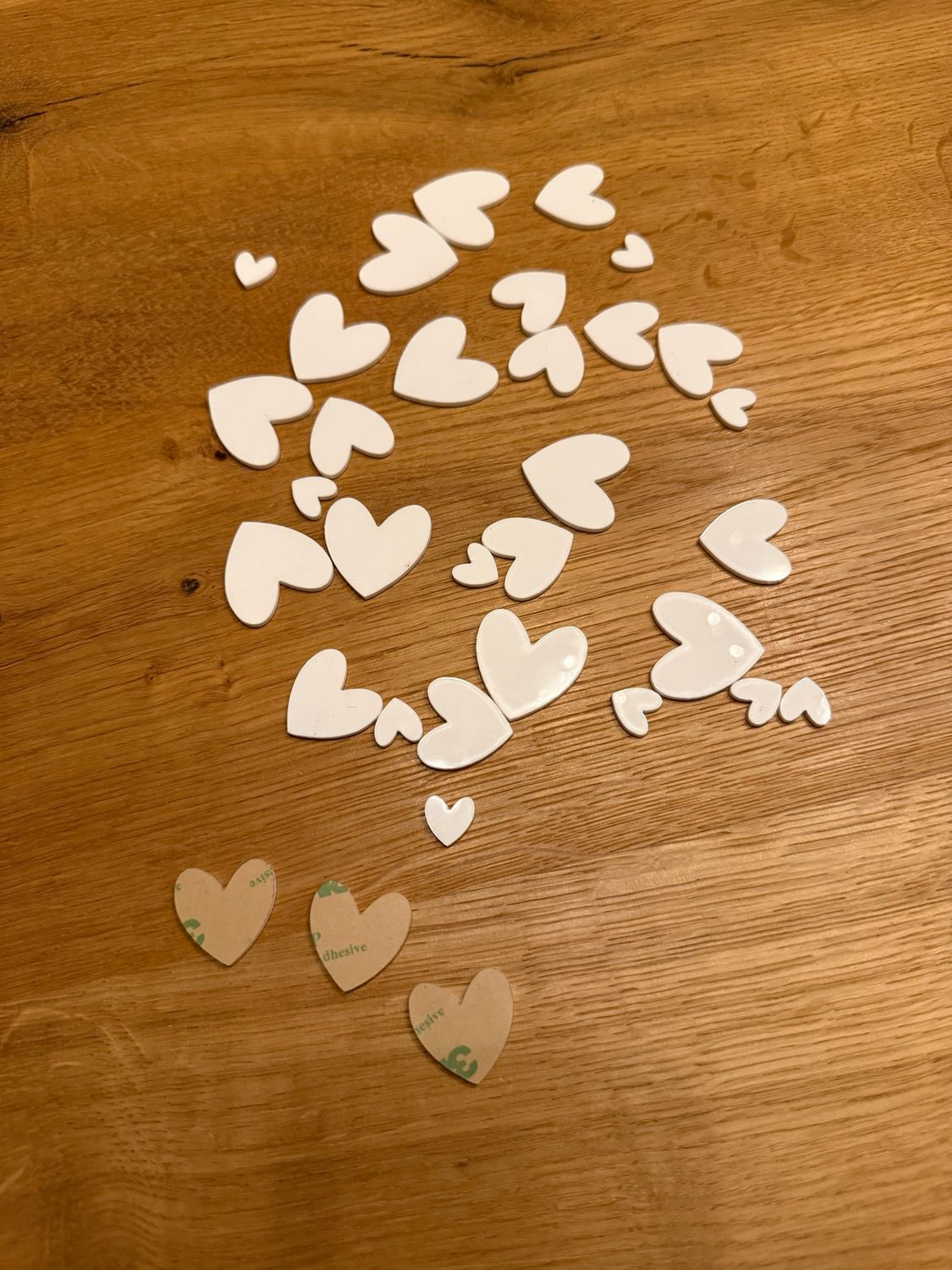Herzen in drei verschieden Größen weiß aus Acryl zum Basteln, selbstklebend, Set 10 Stück kleine, 10 Stück mittlere, 10 Stück große Herzen