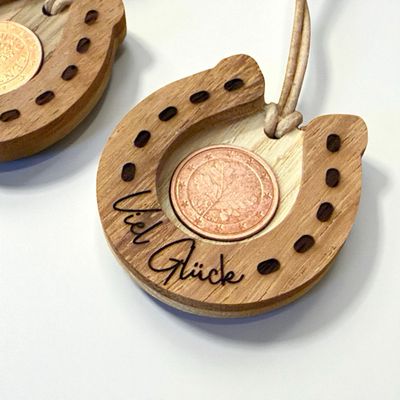 Glücksbringer für den Schlüsselbund verschiedene Formen aus Holz mit Lederband, Silvester, Neujahr, Prosit