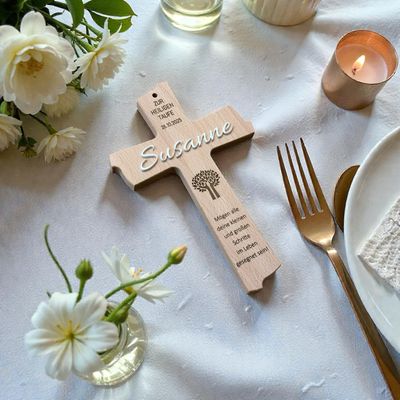 Holzkreuz aus Buche oder Eiche mit 3D Effekt und Wunschgravur, Geschenk Taufe, Firmung, Kommunion