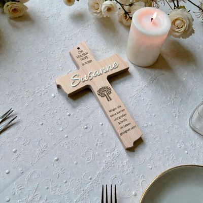Holzkreuz aus Buche oder Eiche mit 3D Effekt und Wunschgravur, Geschenk Taufe, Firmung, Kommunion