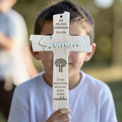 Holzkreuz aus Buche oder Eiche mit 3D Effekt und Wunschgravur, Geschenk Taufe, Firmung, Kommunion