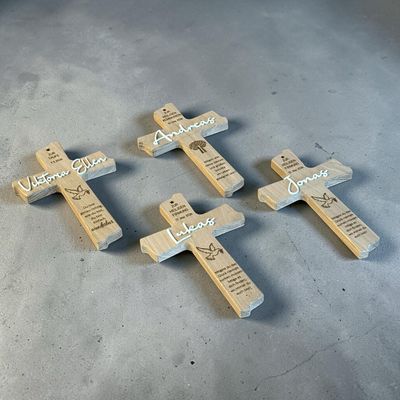 Holzkreuz aus Buche oder Eiche mit 3D Effekt und Wunschgravur, Geschenk Taufe, Firmung, Kommunion
