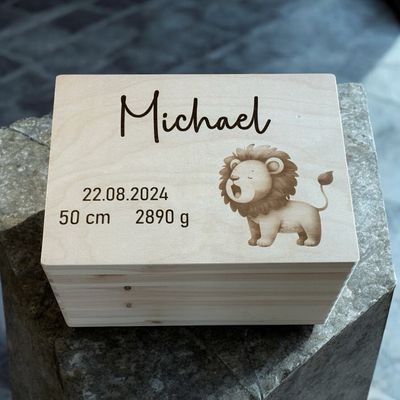 Holzkiste zur Geburt mit Safari Motiv personalisiert