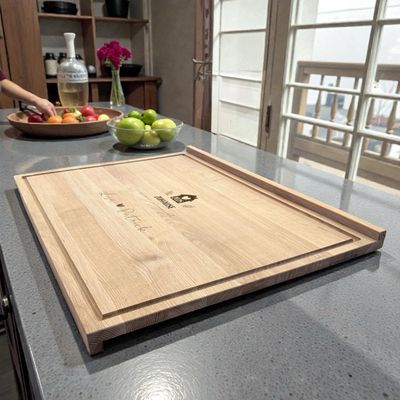 Nudelbrett aus Eichenholz komplett handgefertigt in verschiedene Größen und mit unterschiedlichen Designs gravierbar, mit oder ohne Saftrille, Nudelbrett, Holzbrett, Schneidebrett, Teigbrett