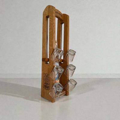 Handgefertigter Schnapsflaschenträger aus Eichenholz bietet Platz für verschiedene Flaschenformate und enthält sechs quadratische Schnapsgläser. Schnaps, Geschenk, Flaschenträger, Geburtstag