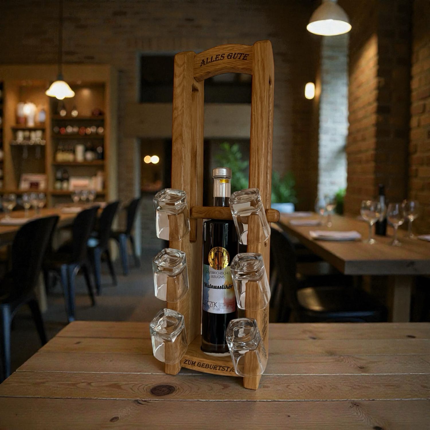 Handgefertigter Schnapsflaschenträger aus Eichenholz bietet Platz für verschiedene Flaschenformate und enthält sechs quadratische Schnapsgläser. Schnaps, Geschenk, Flaschenträger, Geburtstag