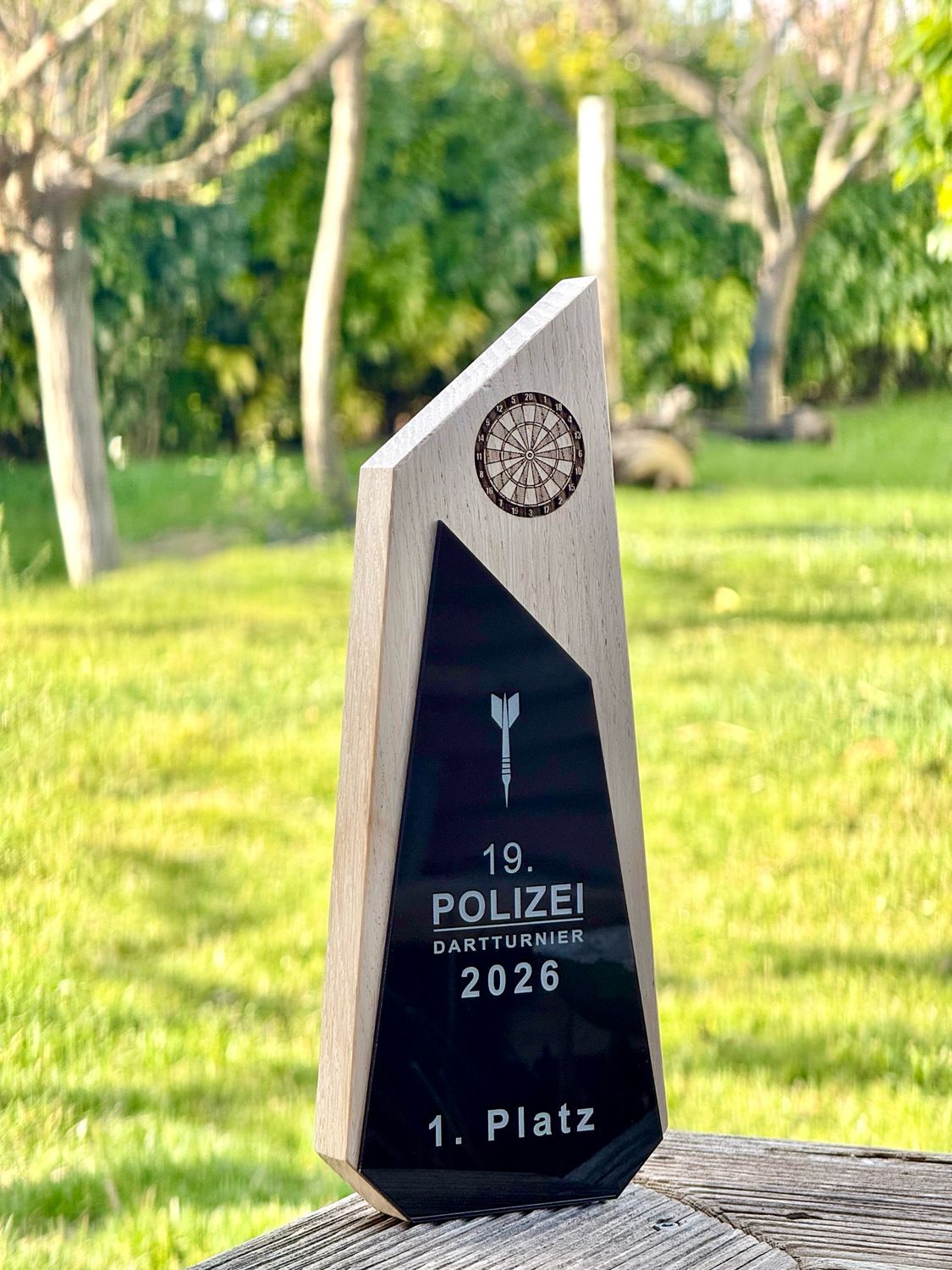 Pokal, Trophäe aus Eichenholz &amp; Acryl – Individuell personalisierbar