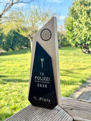 Pokal, Trophäe aus Eichenholz &amp; Acryl – Individuell personalisierbar