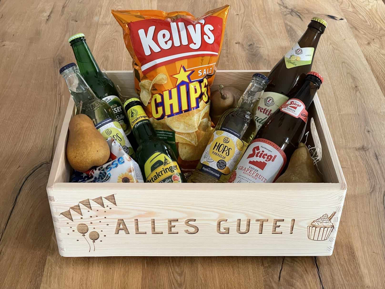 Geschenkkiste ALLES GUTE! mit Girlande, Luftballons und Torte