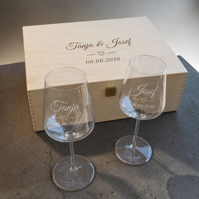 Personalisierte Holzkiste in der Größe 38 × 32 × 13 cm mit zwei passenden Weingläser graviert, optional mit Holzwolle