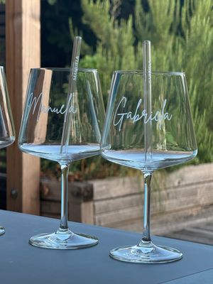 Stielglas für deine „After-work-drinks“ mit Name personalisiert und Strohhalm aus Glas, Burgunderglas, Weinglas – 690 ml
