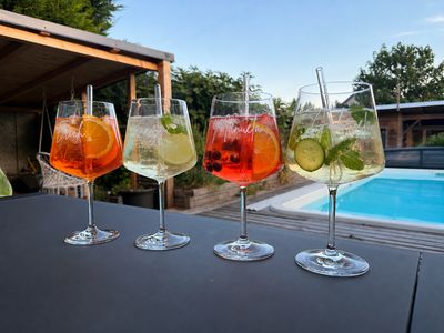 Stielglas für deine „After-work-drinks“ mit Name personalisiert und Strohhalm aus Glas, Burgunderglas, Weinglas – 690 ml