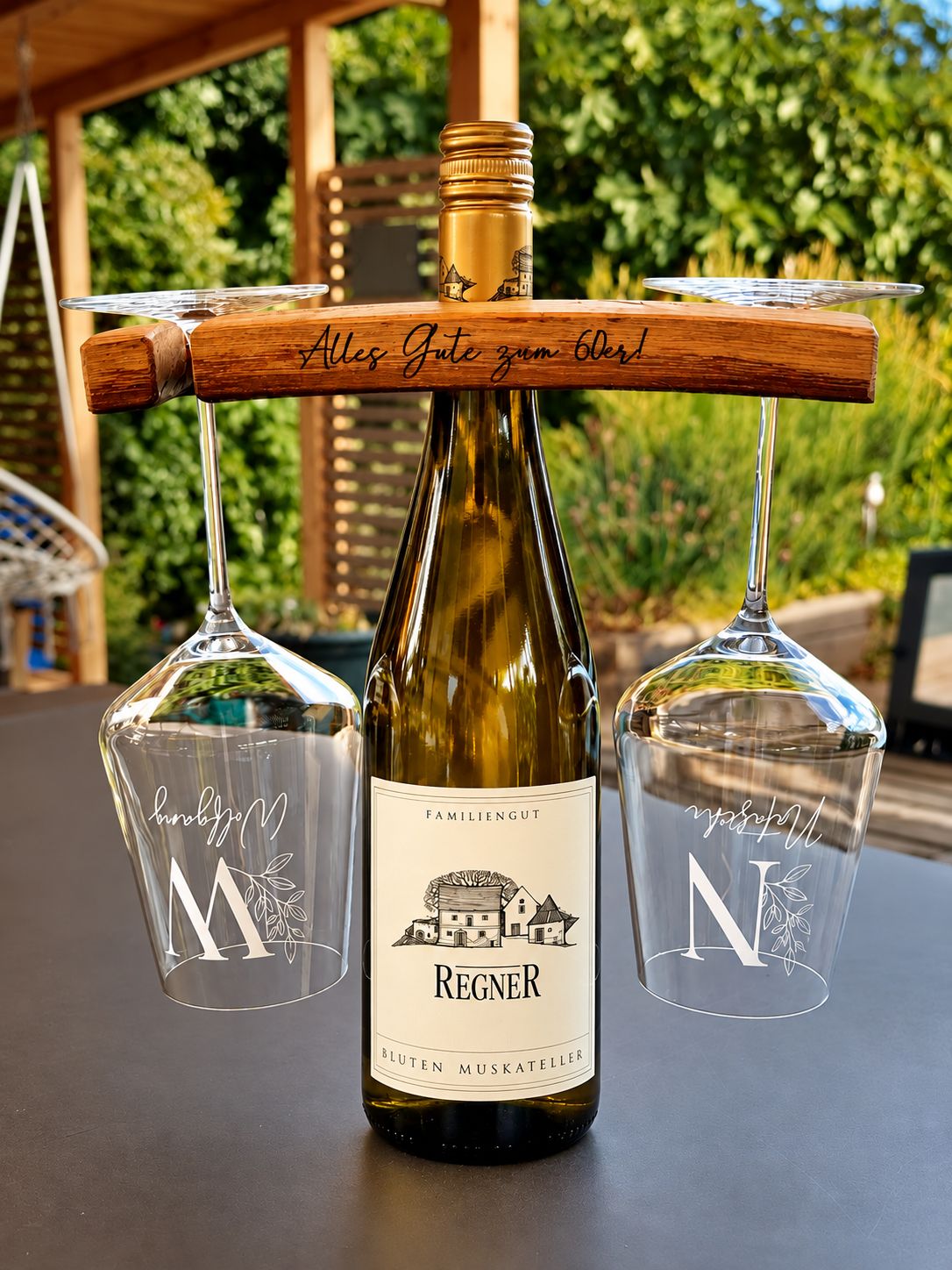 Exklusiver Weinglashalter mit zwei personalisierten Weingläsern – ein Geschenk mit Charakter 🍷