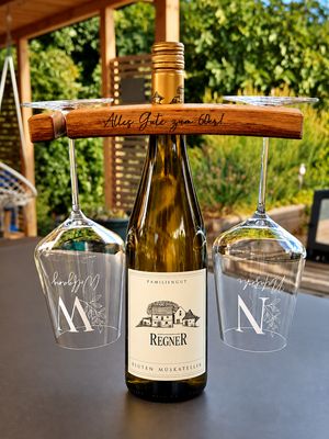 Exklusiver Weinglashalter mit zwei personalisierten Weingläsern – ein Geschenk mit Charakter 🍷