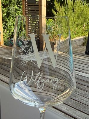 Exklusiver Weinglashalter mit zwei personalisierten Weingläsern – ein Geschenk mit Charakter 🍷