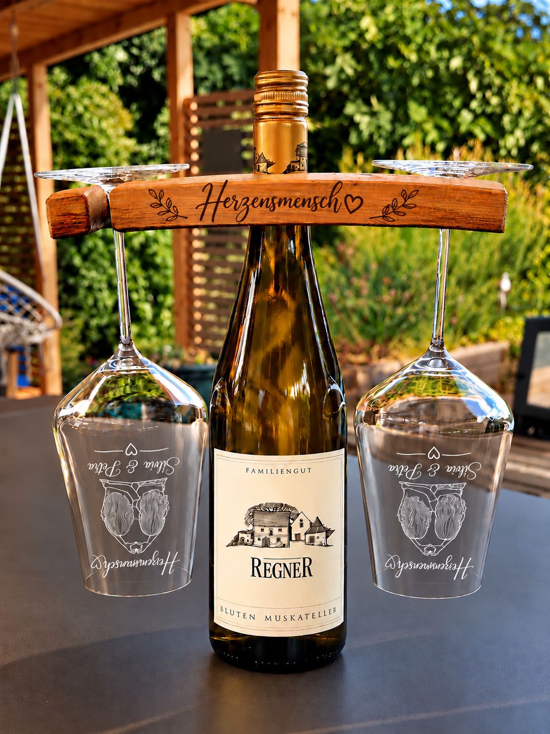 Exklusiver Weinglashalter „Herzensmensch“ mit zwei personalisierten Weingläsern – ein Geschenk mit Herz 🍷❤️