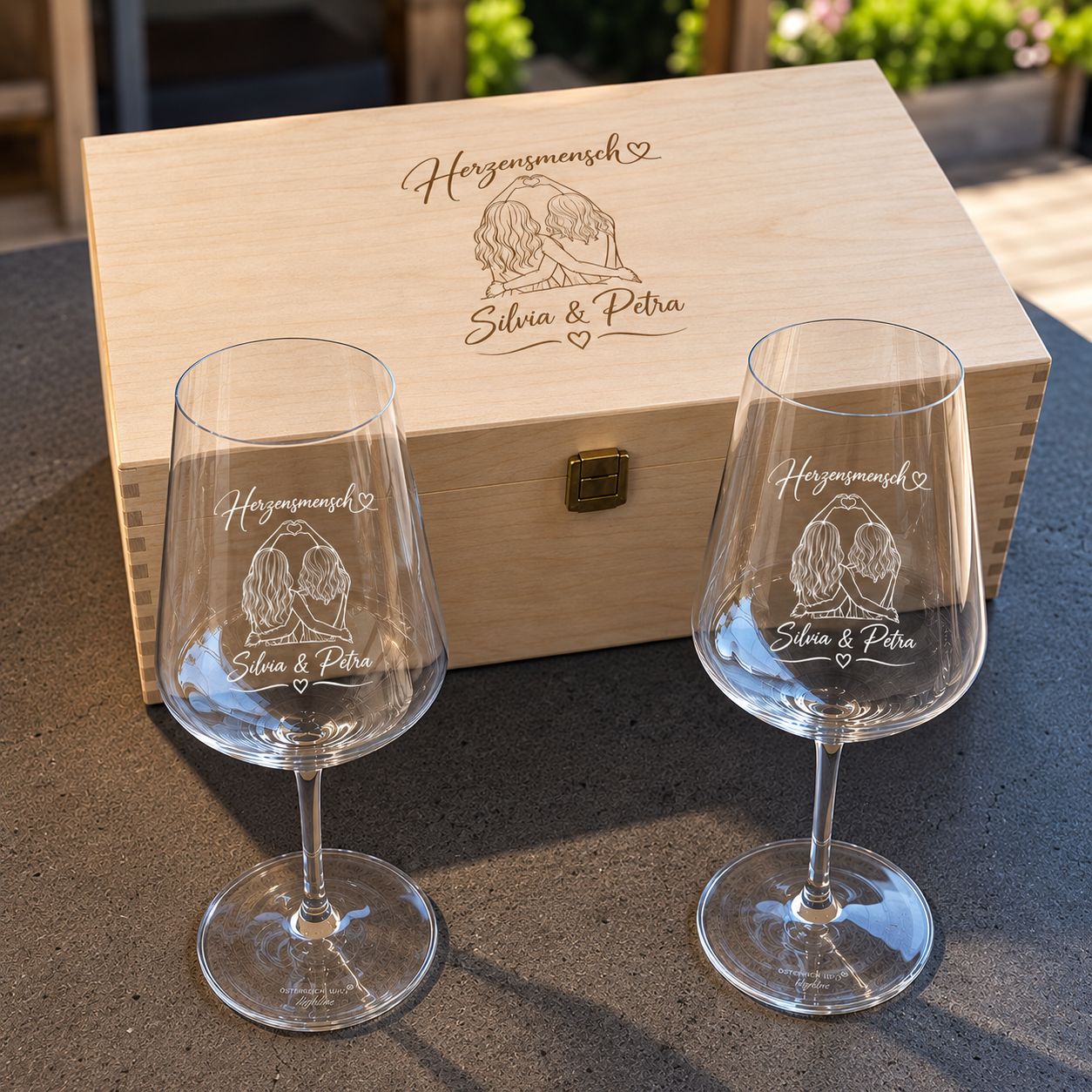 Personalisierte Holzkiste „Herzensmensch“ in der Größe 38 × 32 × 13 cm mit zwei passenden Weingläser graviert, optional mit Holzwolle