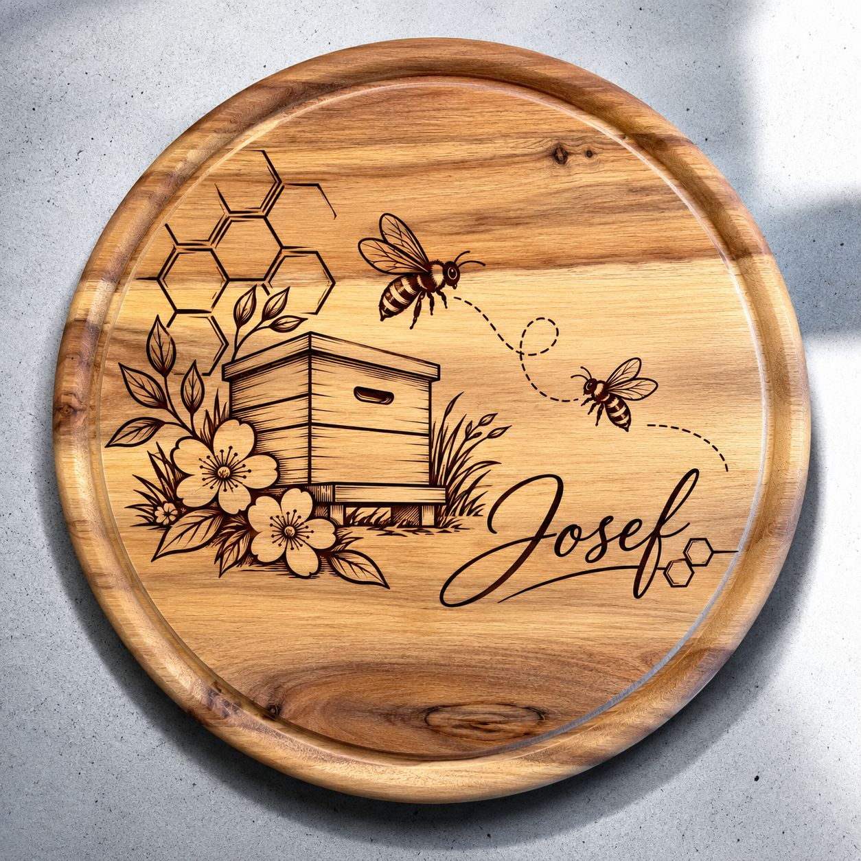 Schneidebrett rund mit Saftrille und Personalisierung mit deinem Wunschdesign aus Akazienholz, Durchmesser 25cm Schneidebrett rund mit Saftrille und Personalisierung mit deinem Wunschdesign aus Akazienholz, Durchmesser 25cm