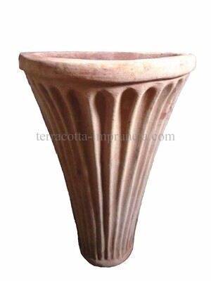 Tasca a muro scannellata - Schlanke Terracotta-Wandschale Tasca a muro scannellata - Schlanke Terracotta-Wandschale