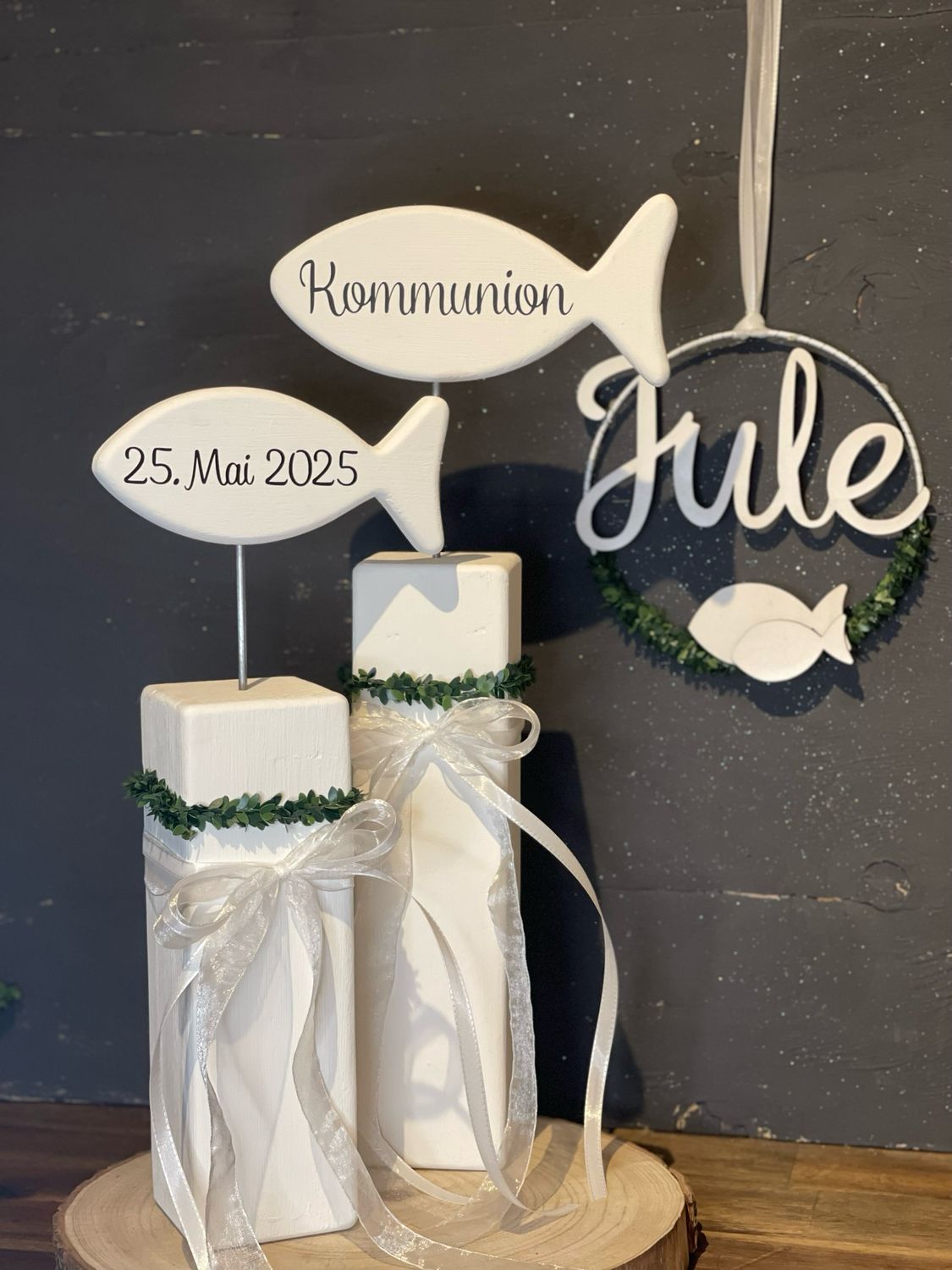 Dekoration zur Taufe, Kommunion und Konfirmation - Elegante Stelen mit Fisch in weiß und personalisierbarem Türkranz